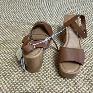 Universal tread platform heels sandals in cognac size 9.5 NWT